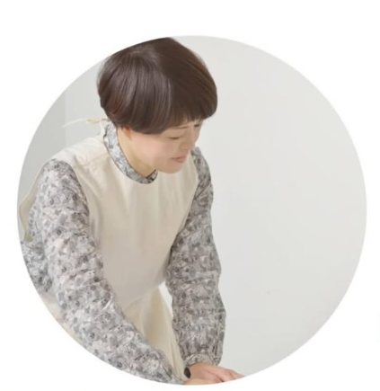 施術に向き合うセラピストazu